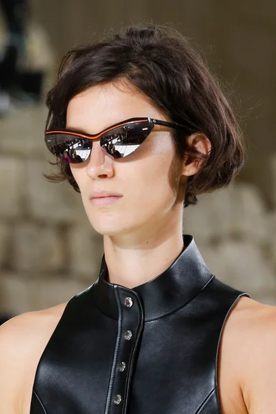 Look 10